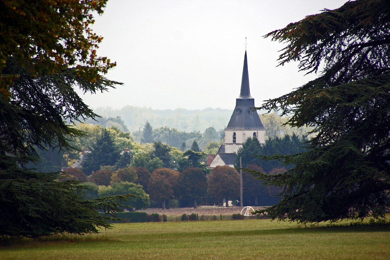 La cour intime du château de Talcy avec son puits Renaissance et son colombier préservé