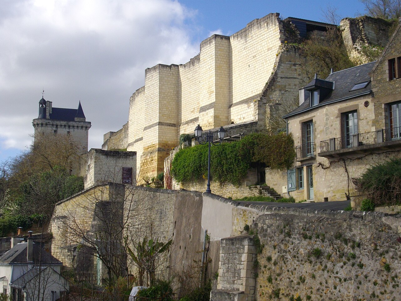 Forteresse royale de Chinon dominant la Vienne et les toits de la ville médiévale