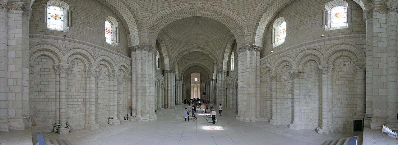 Les gisants polychromes des Plantagenêts dans la nef de l’abbaye royale de Fontevraud