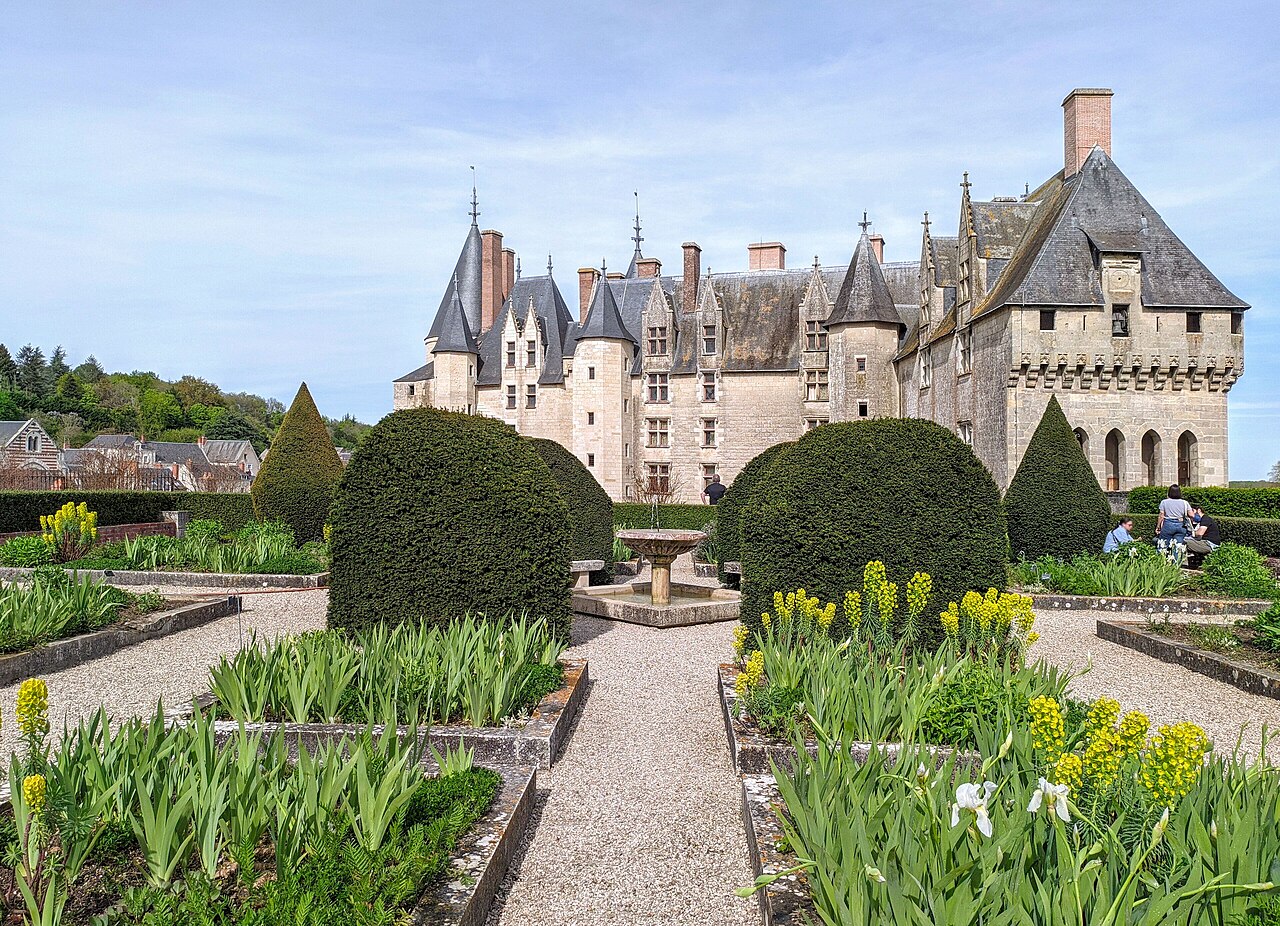Façade médiévale du château de Langeais avec son pont-levis et ses tours rondes
