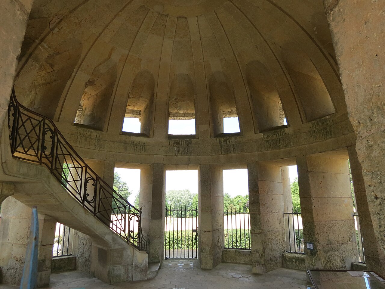 La pagode de Chanteloup se reflétant dans son bassin près d’Amboise