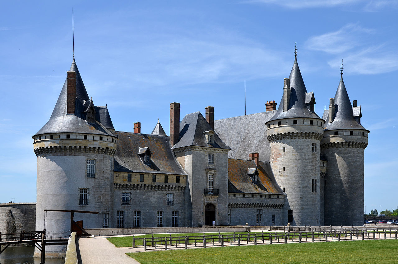 La façade habitée du château de la Ferté-Saint-Aubin reflétée dans ses douves en Sologne